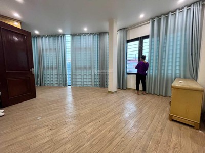 Cho thuê nhà mp trung kính 68m2 ngõ xe tải. 15tr/tháng. vỉa hè 8m. có hầm xe. 7pn 3