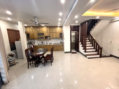 Cho thuê nhà mp trung kính 68m2 ngõ xe tải. 15tr/tháng. vỉa hè 8m. có hầm xe. 7pn 1
