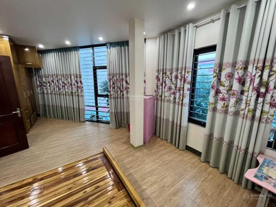 Cho thuê nhà mp trung kính 68m2 ngõ xe tải. 15tr/tháng. vỉa hè 8m. có hầm xe. 7pn 2