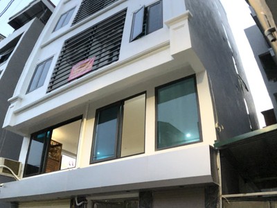 Cho thuê nhà mp trung kính 68m2 ngõ xe tải. 15tr/tháng. vỉa hè 8m. có hầm xe. 7pn 0