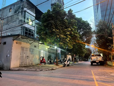 Mình có nhà cổ nhuế gần đường phạm văn đồng cần bán 1