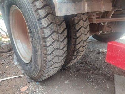 Cần bán gấp xe tải hiệu jac trọng tải 1t990 sản xuất 2017 - thùng mui 4