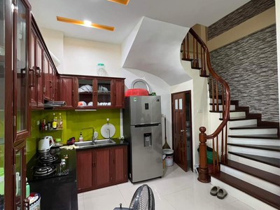 Bán Nhà Cầu Giấy sát phố  30m 5tầng mặt tiền lớn kinh doanh nhỏ 3 tỷ 1