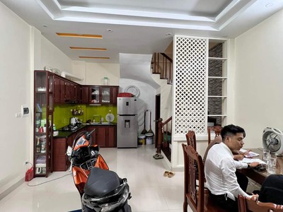 Bán Nhà Cầu Giấy sát phố  30m 5tầng mặt tiền lớn kinh doanh nhỏ 3 tỷ 5