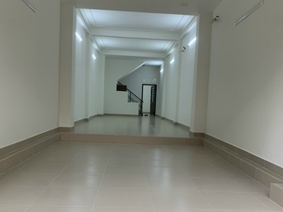 Nhà nguyên căn trống suốt MT Hoàng Văn Thụ 1 trệt, 4 lầu 2