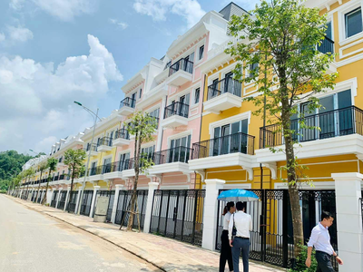 Bán độc quyền 4 căn shophouse vị trí đẻ ra tiền x5 htls 0 tặng 1 cây vàng tứ quý 9. 2