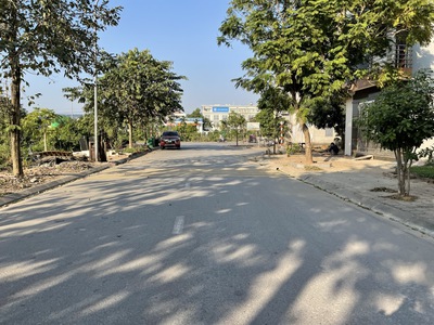 Cần bán lô đất 80m2 tái định cư Tổ 12 Thạch Bàn, lô góc 3 mặt thoáng cực đẹp. 1
