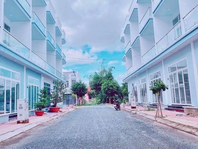 Nhà phố 1t1l - 2 tỷ, kdc hoàng quân, xây mới 100, sổ hồng riêng. dt 4,5x15,5m, đường ô tô 12m. 2