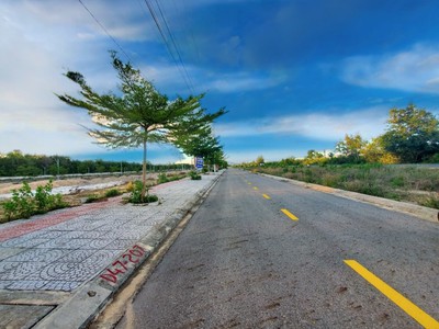 GÓC CẦN TIỀN BÁN GẤP: Lô đất mặt tiền đường Hùng Vương 26m giá 447tr / 170m2 khu Megacity Kon Tum 3