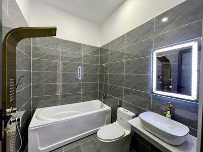 Chủ kẹt tiền cần bán gấp nhà 1 triệt 2 lầu 4