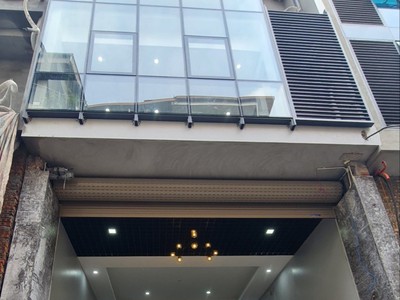 Cho thuê tòa nhà Building, mặt phố Phạm Văn Đồng- Cầu Giấy. 200 m2, 8 tầng, MT 11 m. 0