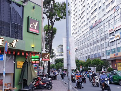 Bán căn hộ dv mặt tiền hoàng diệu  cách quấn 1, 2 đúng 70 m  dt 210 m đúc 5 tấm thu nhập 40 triêu 0