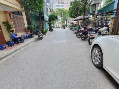 Cho thuê nhà nguyễn chí thanh 76m2, 6pn. ô tô tránh, để trong nhà. đường 8m có vỉa hè. sàn gỗ thông 2