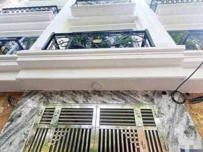 Cho thuê nhà nguyễn chí thanh 76m2, 6pn. ô tô tránh, để trong nhà. đường 8m có vỉa hè. sàn gỗ thông 1