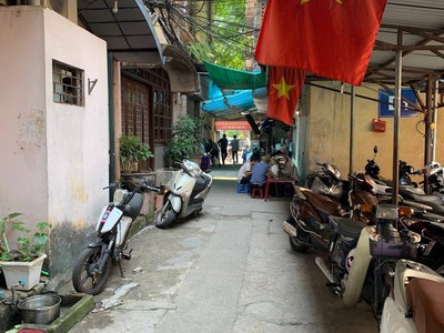 Cho thuê nhà riêng trần hưng đạo, dt: 50m x 4 tầng, mt: 4m ngõ trần hưng đạo 1