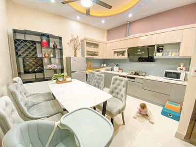 Cho thuê nhà riêng phố trạm, dt: 45m x 4 tầng, mt: 4m, nhà mới sạch sẽ, full nội thất phố trạm, 2