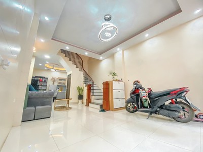 Cho thuê nhà riêng phố trạm, dt: 45m x 4 tầng, mt: 4m, nhà mới sạch sẽ, full nội thất phố trạm, 0