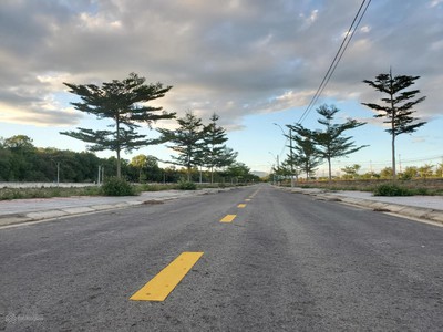 Ngay Khu phố chợ Đăk Hà mặt tiền Hùng Vương 33m, bán gấp lô hướng Đông rẻ 200tr - Mega City Kon Tum 3