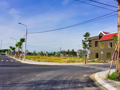 Ngay Khu phố chợ Đăk Hà mặt tiền Hùng Vương 33m, bán gấp lô hướng Đông rẻ 200tr - Mega City Kon Tum 1