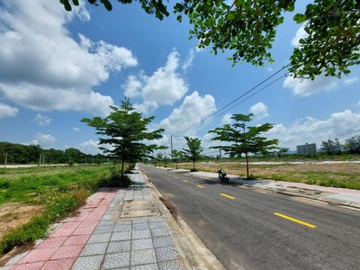 Ngay Khu phố chợ Đăk Hà mặt tiền Hùng Vương 33m, bán gấp lô hướng Đông rẻ 200tr - Mega City Kon Tum 2