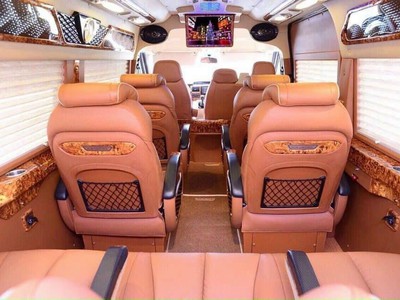 Cho thuê xe LIMOUSINE 9 chỗ 3