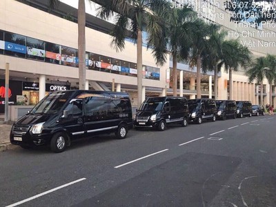 Cho thuê xe LIMOUSINE 9 chỗ 4