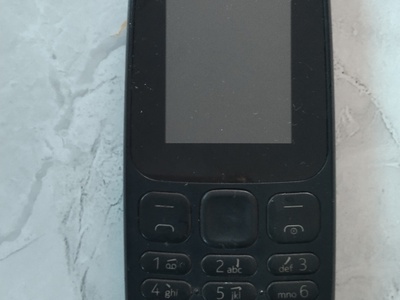 Cần bán điện thoại Nokia trắng đen 1