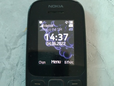 Cần bán điện thoại Nokia trắng đen 0