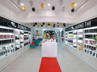 MỸ PHẨM HƯƠNG THỊ - VIỆT HƯƠNG  Nụ Cười Có Việt Hương - Sắc Đẹp Có Hương Thị  Showroom Mỹ phẩm Hương 2
