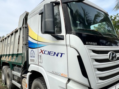 Bán xe HyunDai Xcient 2016 nhập mua về chỉ việc đổ dầu chạy 1