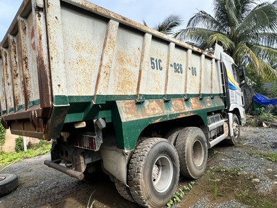 Bán xe HyunDai Xcient 2016 nhập mua về chỉ việc đổ dầu chạy 2