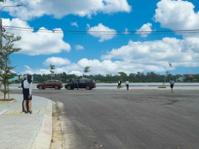 Duy nhất lô mặt tiền Hùng Vương 33m, rẻ nhất thị trường chỉ 430 Triệu, khu đô thị Megacity Kon Tum 3