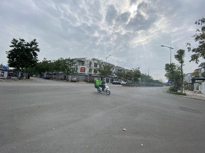 Cần cho thuê liền kề, biệt thự Tasco Xuân Phương làm văn phòng, mặt tiền rộng,đường ô tô tránh nhau 1