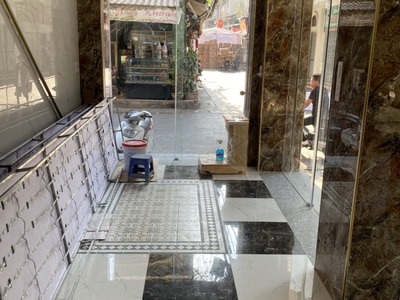 Cho thuê tầng 2 3 4 nhà 2 mặt phố sầm uất, tai 95 phố Phúc Tân, quận Hoàn Kiếm, Hà Nội. 1