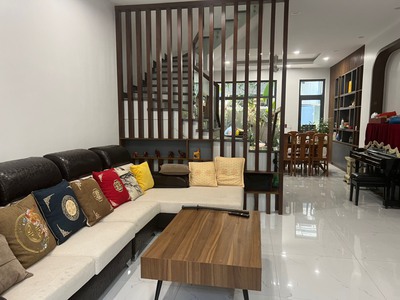 Cho thuê nguyên căn xịn xò Vinhomes Marina 6