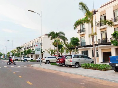 Nhà phố thương mại xây sẵn như hình chỉ 3 tỷ 5