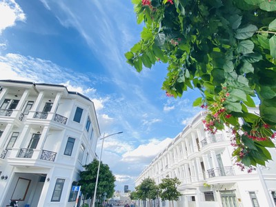 Nhà phố mặt tiền giá rẻ siêu đẹp, thiết kế theo kiểu Châu Âu, sang trọng , hiện đại 1