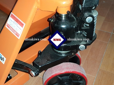 Xe nâng tay tại bình dương giá rẻ - mới 100 6