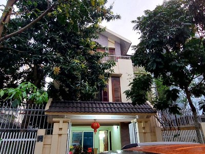 Cần bán gấp căn biệt thự ngay mặt hồ tây 160m mặt tiền 10m giá chưa đến 200 tr/m ô tô vào nhà . 3