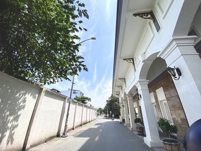 Cần bán biệt thự căn góc - khu làng châu âu - the pegasuite tại quận 8   tp hcm 0