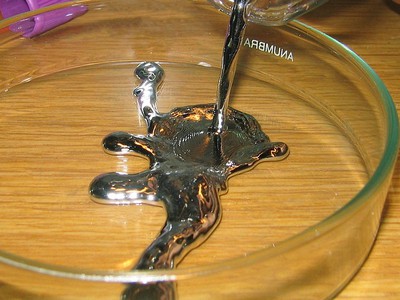 Vàng miếng , thủy ngân và các khoáng sản khác để bán . 2