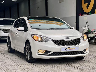 Kia Cerato Hatchback màu trắng 2