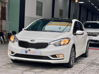 Kia Cerato Hatchback màu trắng 3