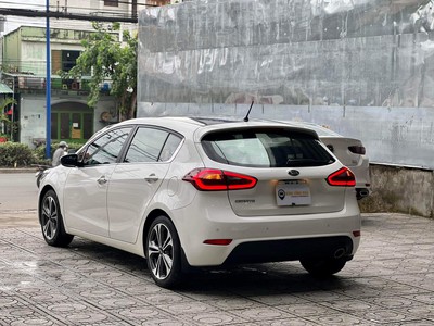 Kia Cerato Hatchback màu trắng 5