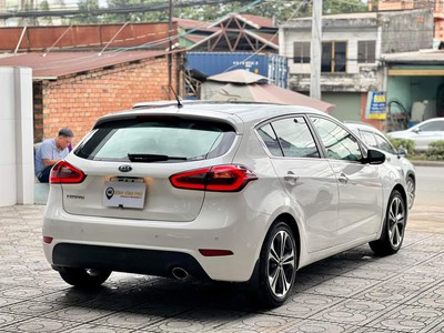 Kia Cerato Hatchback màu trắng 4
