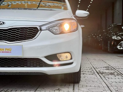 Kia Cerato Hatchback màu trắng 17