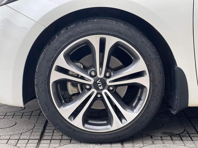 Kia Cerato Hatchback màu trắng 16