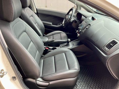 Kia Cerato Hatchback màu trắng 7