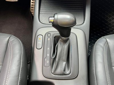 Kia Cerato Hatchback màu trắng 8
