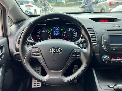 Kia Cerato Hatchback màu trắng 10